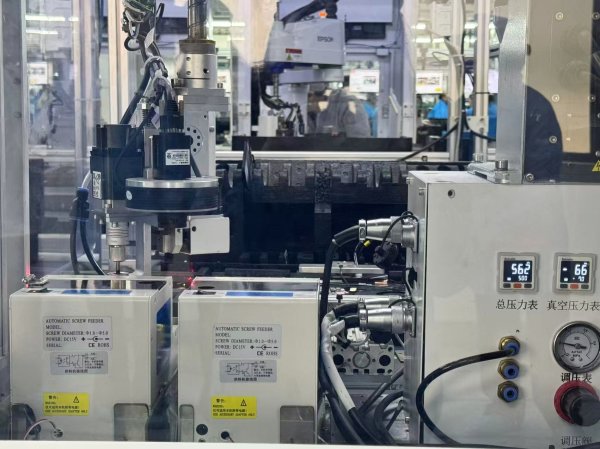 全民配资 AI PC渗透率再升，业内人士：本地大模型成标配，但生态应用仍处早期